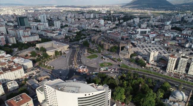 Develi’de 2 ev ağır hasarlı, Sarız’da 1 ahır yıkıldı 4 hayvan telef oldu