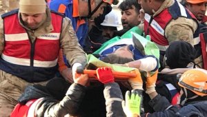 Diyarbakır'da depremde yıkılan binanın enkazından 101 saat sonra anne ve oğlu kurtarıldı