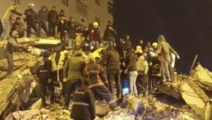 Diyarbakır'da ekipler kanepenin altından gelen sesin sahibine ulaşmaya çalışıyor 