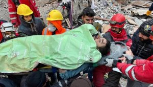 Diyarbakır'da yıkılan binanın enkazından 27 saat sonra 1 kişi kurtarıldı