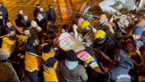 Diyarbakır'da yıkılan binanın enkazından yaklaşık 16 saat sonra bir kadın kurtarıldı