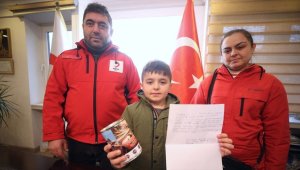 Düzce'de depremi yaşayan 9 yaşındaki Alparslan harçlıklarını depremzede kardeşlerine bağışladı