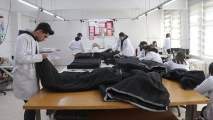 Edirne'de meslek liseliler depremzedeler için uyku tulumu dikiyor