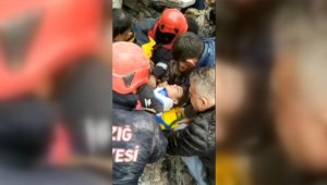 Elazığ'dan giden ekipler Malatya'da baba ve kızı ile yeğeni 32 saat sonra kurtardı