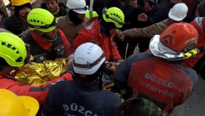 Elbistan'da bir genç depremden 102 saat sonra enkazdan kurtarıldı