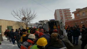 Elbistan'da bir kadın enkazdan 55 saat sonra kurtarıldı