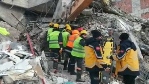 Elbistan'da enkaz altında kalan kişi 54 saat sonra kurtarıldı