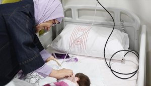 Emine Erdoğan Ankara'ya getirilen depremzede bebekleri ziyaret etti
