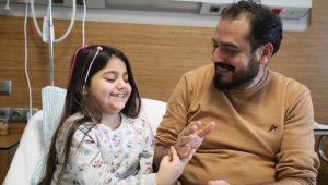 Enkazda babasıyla "taş kağıt makas" oynayarak 101 saat bekleyen Tanem taburcu edildi