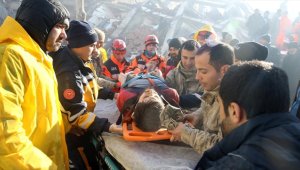 Enkazdaki yeğenine 30 saat sonra kavuştu