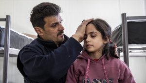 Enkazdan 136 saat sonra çıkarılan 9 yaşındaki Vefa, günlerce kendisini bekleyen babasıyla buluştu