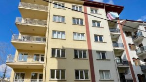 Eskişehirli hayırsever 5 katlı apartmanını 11 depremzede aileye açtı