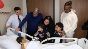 Fenerbahçe'nin Brezilyalı futbolcusu Lincoln Henrique'den yaralı depremzedelere ziyaret 