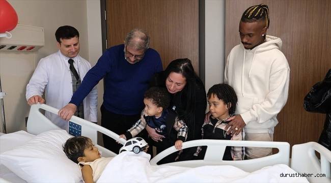 Fenerbahçe'nin Brezilyalı futbolcusu Lincoln Henrique'den yaralı depremzedelere ziyaret