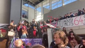 Fransa'da öğrenciler emeklilik reformunu protesto için üniversite girişini masalarla kapattı