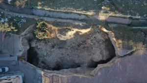 Gaziantep'te depremin etkisiyle dev çukur oluştu 