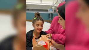 Gaziantep'te enkazdan çıkarılan 9 yaşındaki Elif'e hastanede doğum günü sürprizi