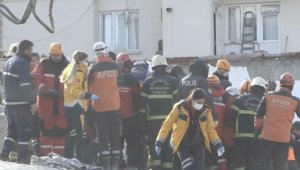 Gaziantep'te yıkılan binanın enkazından 34 saat sonra bir kadın yaralı kurtarıldı