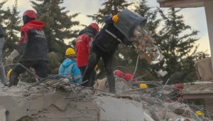 Gaziantep'te yıkılan bir binanın kolonunu kestikleri iddiasıyla 2 kişi yakalandı