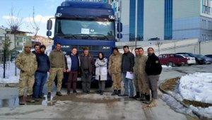 Gönüllü tır şoförü Azerbaycan'da toplanan ilaçları Malatya'ya ulaştırdı