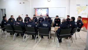 Günlerce uykusuz çalışan itfaiyecilere enkaz altından duydukları sesler güç verdi