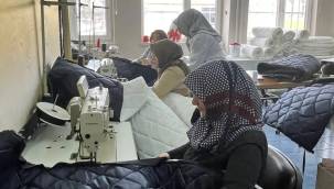 Hacılar'da kadınlar deprem bölgesi için uyku tulumu dikiyor  