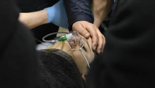 Hatay'da depremin 260. saatinde 14 yaşındaki çocuk enkazdan sağ çıkarıldı