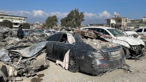 Hatay'da depremde zarar gören araçlar otoparklara çekiliyor