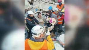 Hatay'da depremden 106 saat sonra 3 yaşındaki çocuk enkazdan sağ çıkarıldı