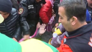 Hatay'da depremden 14 saat sonra bir binanın enkazından iki kişi sağ çıkarıldı