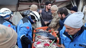 Hatay'da depremden yaklaşık 30 saat sonra bina enkazlarından 5 kişi sağ çıkarıldı