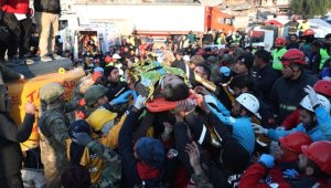 Hatay'da depremin 108'inci saatinde anne ve 3 çocuğu enkazdan sağ çıkarıldı