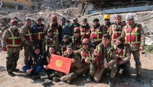 Hatay'da depremin 296. saatinde enkazdan 3 kişiyi sağ çıkaran Kırgız ekip o anı anlattı: Gerçekten çok sevindik