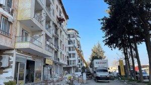 Hatay'da depremzedeler, hasarlı evlerden eşyalarını tahliye ediyor