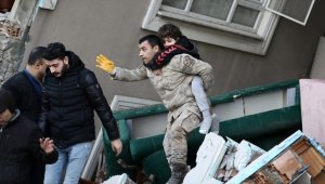 Hatay'da devrilen binadan 8 kişiyi komandolar sağ çıkardı