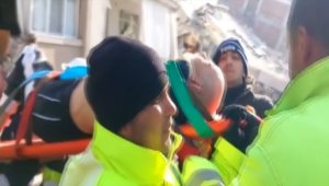 Hatay'da enkaz altında kalan 80 yaşındaki kişi 54 saat sonra kurtarıldı