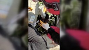 Hatay'da enkazda bulunan 30 bin 500 dolar jandarmaya teslim edildi