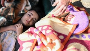 Hatay'da enkazdan 33 saat sonra çıkarıldığında kalbi duran kız, kalp masajıyla tekrar hayata döndürüldü