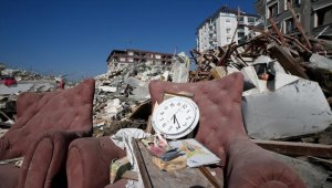 Hatay'da enkazdan geriye deprem anında duran duvar saati kaldı 