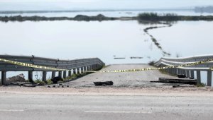 Hatay'daki Karasu Çayı taştı, çevresindeki tarım arazileri su altında kaldı