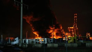İskenderun Limanı'nda depremde devrilen konteynerlerde çıkan yangın devam ediyor