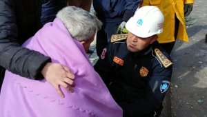 İtfaiye eri enkazdan çıkardıkları yaşlı adama kendi botlarını verdi