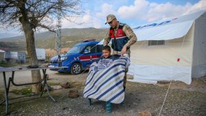 Jandarma köy köy gezerek depremzedeleri tıraş ediyor