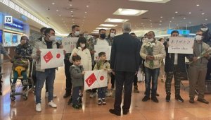 Japonya'da gurbetçiler, Türkiye'den dönen Japon arama kurtarma ekibini alkışlarla karşıladı