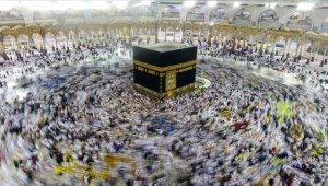 Kabe imamı, Türkiye ve Suriye'deki depremzedeler için dua ederken gözyaşlarını tutamadı