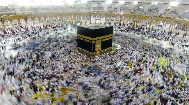 Kabe imamı, Türkiye ve Suriye'deki depremzedeler için dua ederken gözyaşlarını tutamadı