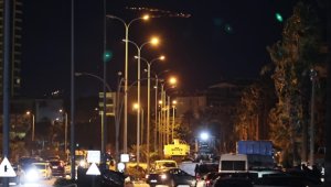 Kahramanmaraş merkezli depremlerin ardından sokak lambalarına elektrik verilmeye başlandı