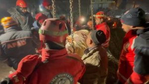 Kahramanmaraş'ta bir kadın 112 saat sonra enkazdan kurtarıldı