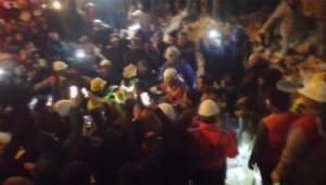 Kahramanmaraş'ta bir kız çocuğu, 89 saat sonra enkazdan kurtarıldı