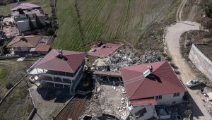 Kahramanmaraş'ta depremde oluşan yarık Çiğli Mahallesi'ni ikiye böldü